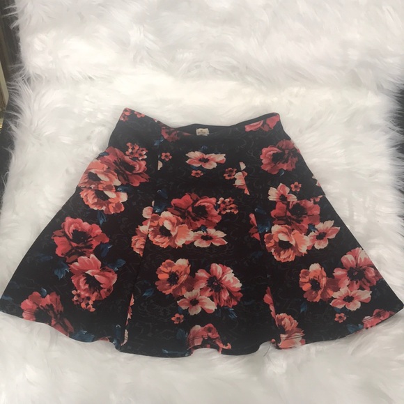 😍HOLLISTER Mini Skirt with multi colored floral🔥 - Picture 2 of 5